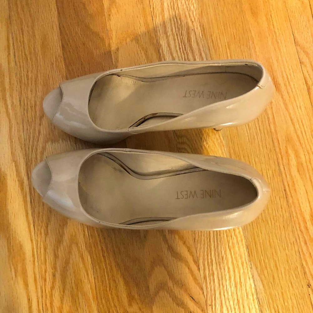 Nine West Peep Toe Patent Pump - Nude